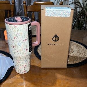 NWT! HydroJug 40oz Traveler - Wildflower 🌹🌸🌺
